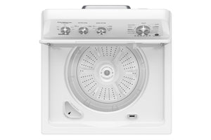 Lavadora blanca de carga superior con la tapa abierta, mostrando el tambor interior, el panel de control con perillas y el compartimento para detergente, sobre un fondo blanco liso.