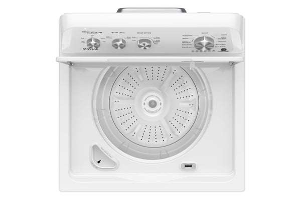 Lavadora blanca de carga superior con la tapa abierta, mostrando el tambor interior, el panel de control con perillas y el compartimento para detergente, sobre un fondo blanco liso.