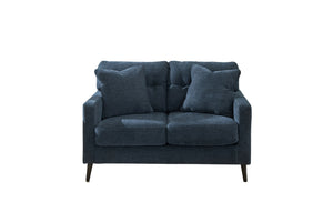 Loveseat azul con cojines sobre fondo blanco.