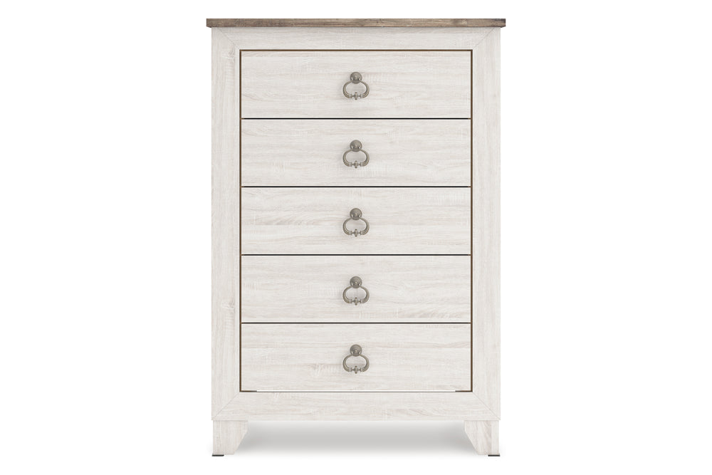 Un chest alta de cinco cajones con acabado de madera en blanco desgastado o blanco hueso, con una tapa de madera en tono marrón claro natural y tiradores de anillo de metal plateado redondo, presentada sobre un fondo blanco liso.