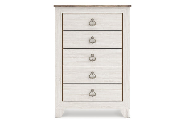 Un chest de cinco cajones con acabado blanco desgastado, superficie superior de madera café natural y tiradores de metal plateado, mostrado sobre un fondo blanco liso. Ideal para aportar un estilo rústico y elegante a cualquier dormitorio