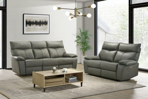 Sofá y loveseat reclinables color gris, tapizado de apariencia piel, respaldos acolchados, brazos tipo almohada y controles laterales eléctricos.