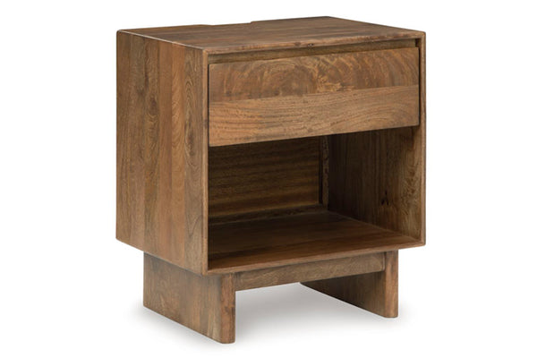 Mesa de noche hecha de madera marrón con una gaveta y un estante debajo sobre un fondo blanco. 