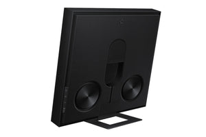 Subwoofer negro sobre fondo blanco