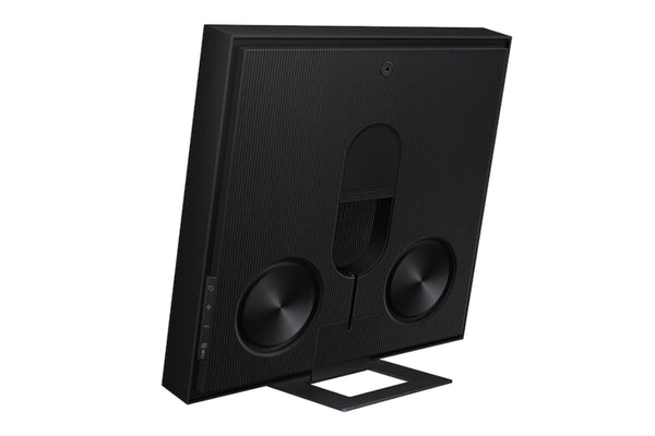 Subwoofer negro sobre fondo blanco