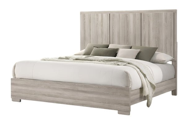 Una cama con estructura de plataforma de madera gris claro con un cabecero alto de varios paneles, decorada con ropa de cama blanca, almohadas verde oliva y una manta texturizada, todo ello sobre un fondo blanco liso.