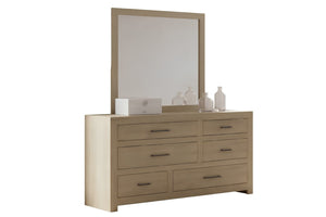 Gavetero de madera de roble claro con seis gavetas y espejo rectangular a juego, sobre un fondo blanco neutro y con botellas de vidrio decorativas encima.