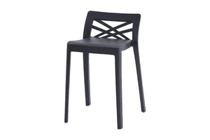 Silla negra de diseño moderno sobre fondo blanco.