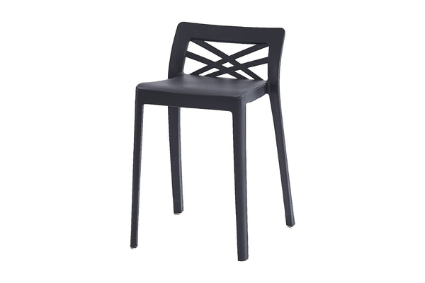Silla negra de diseño moderno sobre fondo blanco.