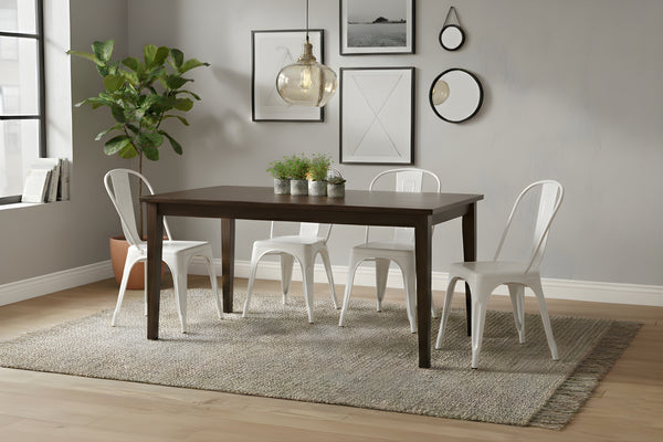 Mesa rectangular de madera marrón oscuro con cuatro sillas blancas en un ambiente de sala. 