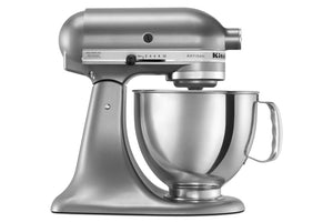 Una batidora de pie KitchenAid Artisan de acero inoxidable plateado cepillado, con un gran bol de acero inoxidable con asa, mostrada sobre un fondo blanco liso.