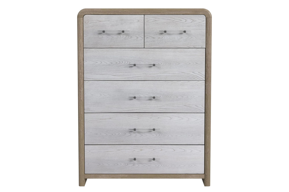 Gavetero alto de madera con acabado en tono roble claro y frentes de gavetas en gris claro con textura de vetas. Incluye seis gavetas: dos pequeñas en la parte superior y cuatro más amplias debajo, todas con tiradores metálicos horizontales plateados. Diseño moderno con bordes redondeados, vista en ángulo sobre fondo blanco.