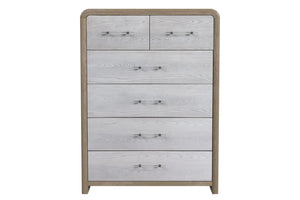 Gavetero alto de madera con acabado en tono roble claro y frentes de gavetas en gris claro con textura de vetas. Incluye seis gavetas: dos pequeñas en la parte superior y cuatro más amplias debajo, todas con tiradores metálicos horizontales plateados. Diseño moderno con bordes redondeados, vista en ángulo sobre fondo blanco.