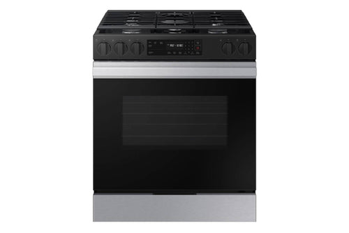 Estufa de gas de acero inoxidable con puerta de horno negra sobre fondo blanco.