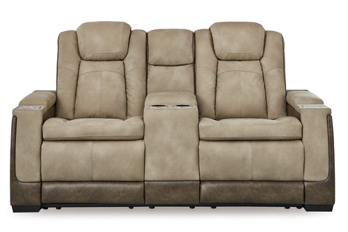Loveseat reclinable de color arena con consola sobre un fondo blanco. 