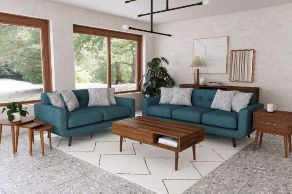 Conjunto de sala de un sofá y loveseat de color azul, que incluye una mesa de centro, una mesa de esquina, y tres mesas ocasionales con una mesa de televisor en un ambiente de sala en una terraza. 