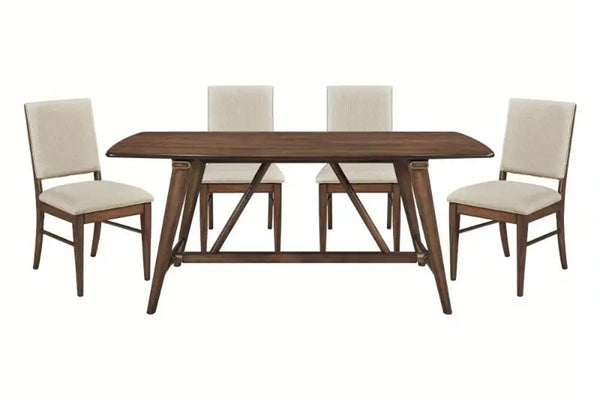 Mesa rectangular marrón con cuatro sillas con acolchado gris de marco marrón en fondo blanco. 