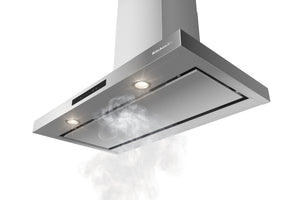Una moderna campana extractora de acero inoxidable con luces integradas y efecto de vapor visible en la parte inferior, mostrada sobre un fondo blanco liso.