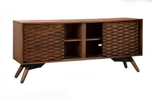 Mesa de consola hecha de madera con cuatro estantes y dos puertas corredizas sobre un fondo blanco. 