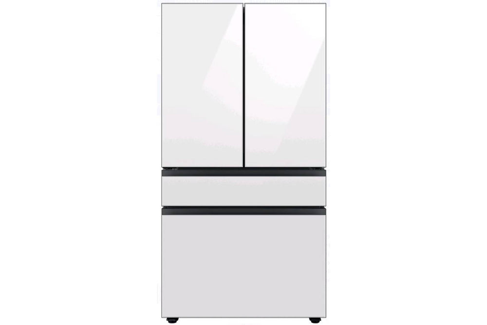 Nevera blanca con puertas de cristal sobre fondo blanco.