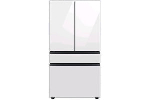 Nevera blanca con puertas de cristal sobre fondo blanco.