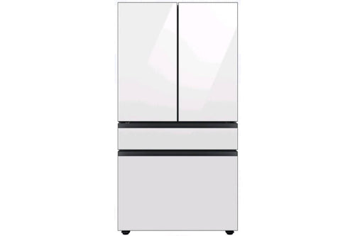 Nevera blanca con puertas de cristal sobre fondo blanco.