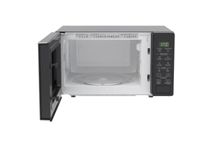Un horno microondas compacto de sobremesa con exterior negro, puerta abierta, interior blanco y panel de control digital en el lado derecho, mostrado sobre un fondo blanco liso.