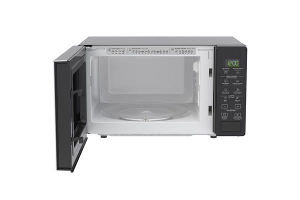 Un horno microondas compacto de sobremesa con exterior negro, puerta abierta, interior blanco y panel de control digital en el lado derecho, mostrado sobre un fondo blanco liso.