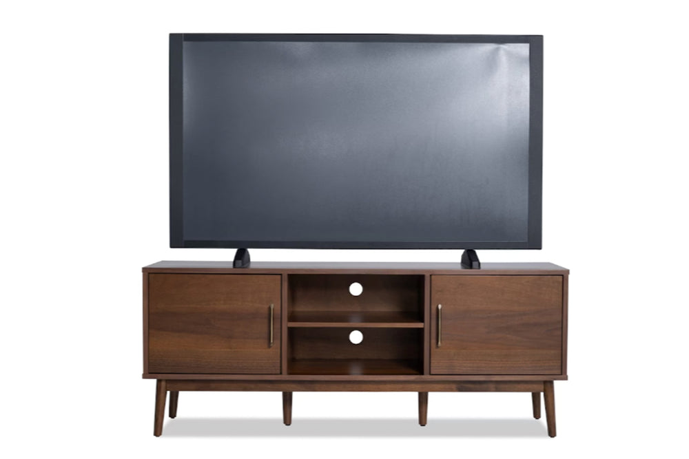 Mesa de televisor de color marrón oscuro, dos gabinetes con uno en cada lado, y dos estantes en el medio en un fondo blanco. 