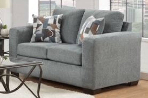 Loveseat de color gris con cojines decorativos en una sala. 