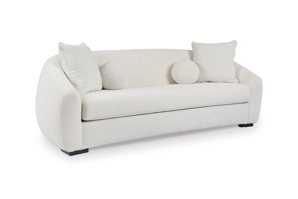 Sofá blanco con cojines decorativos sobre fondo blanco.