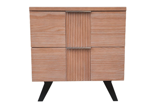 Mesa de noche de dos cajones de estilo moderno de mediados de siglo con acabado en grano de madera de roble claro, frentes de cajones acanalados verticales y patas anguladas negras, presentada sobre un fondo blanco sencillo.