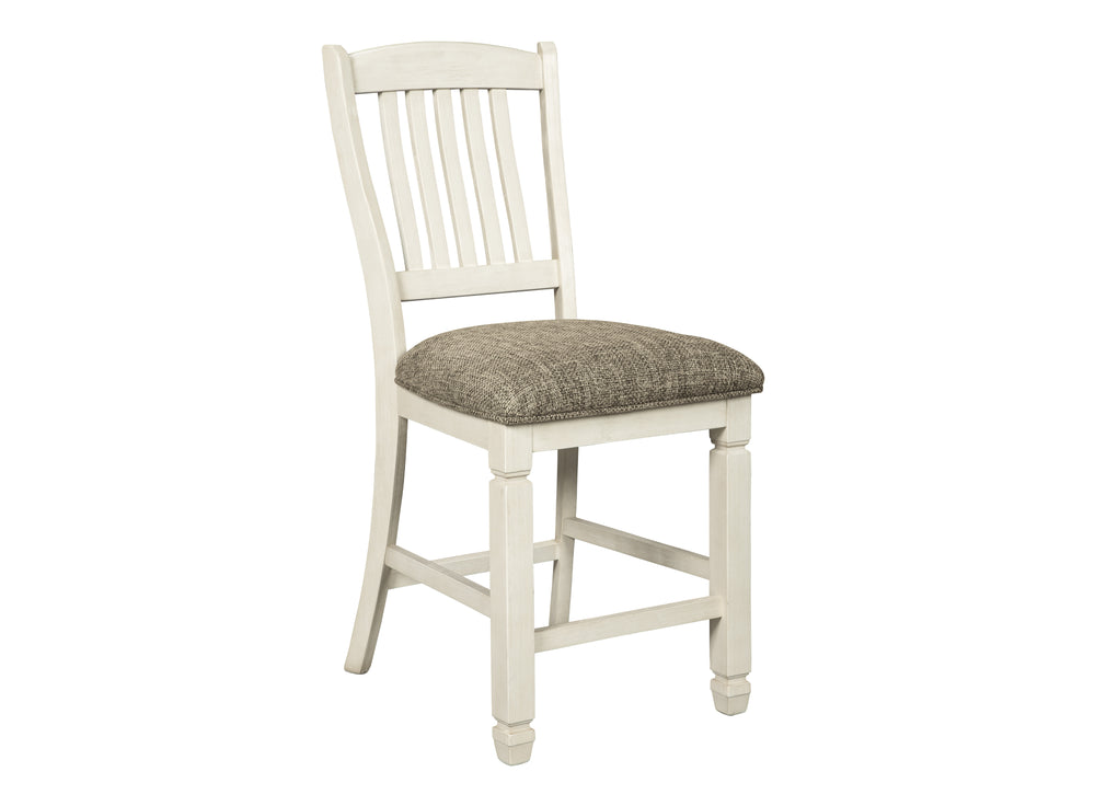Una silla de comedor individual de madera con estructura pintada de blanco y cojín de asiento tapizado en gris topo texturizado, mostrada sobre un fondo blanco liso.
