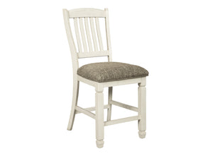 Una silla de comedor individual de madera con estructura pintada de blanco y cojín de asiento tapizado en gris topo texturizado, mostrada sobre un fondo blanco liso.