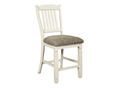 Una silla de comedor individual de madera con estructura pintada de blanco y cojín de asiento tapizado en gris topo texturizado, mostrada sobre un fondo blanco liso.