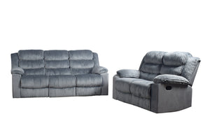 Sofá y loveseat reclinable grises sobre fondo blanco.
