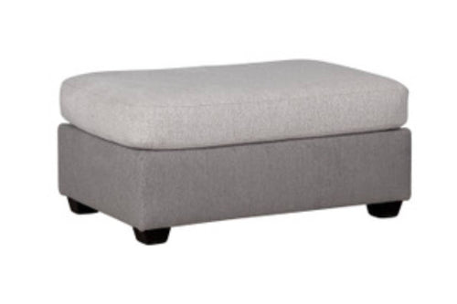 Ottoman rectangular con acolchado gris claro y gris oscuro con patas acabadas en marrón, todo sobre un fondo blanco. 