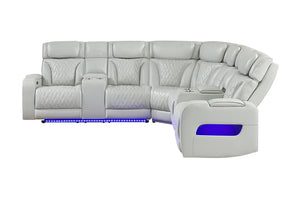 Sofá seccional reclinable en color gris claro con tapizado acolchado, portavasos integrados y luces LED azules en la base y los brazos. Diseño en forma de esquina con asientos amplios y respaldos acolchonados para mayor confort.