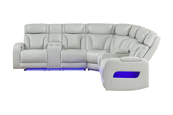 Sofá seccional reclinable en color gris claro con tapizado acolchado, portavasos integrados y luces LED azules en la base y los brazos. Diseño en forma de esquina con asientos amplios y respaldos acolchonados para mayor confort.