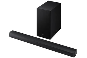 Barra de sonido negra y subwoofer sobre fondo blanco. 