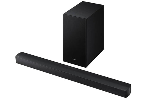 Barra de sonido negra y subwoofer sobre fondo blanco. 