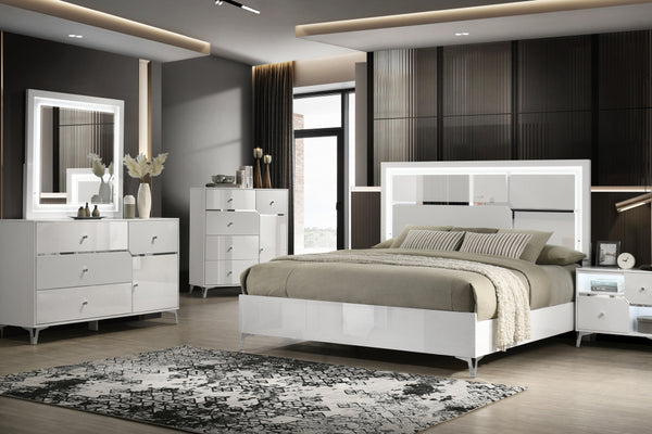 Un moderno conjunto de muebles de dormitorio que incluye una cama blanca de alto brillo con cabecero geométrico, un gavetero con espejo, un chest y una mesa de noche blancos a juego, combinados con ropa de cama y una alfombra gris estampada en un dormitorio contemporáneo de color gris oscuro y tonos madera.