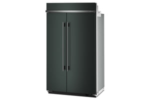 Una nevera de dos puertas verticales con dos puertas de color gris oscuro, tiradores negros verticales largos y un panel lateral de metal plateado cepillado, que se muestra sobre un fondo blanco liso.