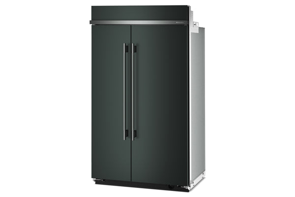 Una nevera de dos puertas verticales con dos puertas de color gris oscuro, tiradores negros verticales largos y un panel lateral de metal plateado cepillado, que se muestra sobre un fondo blanco liso.