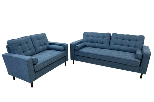 Sofá y loveseat de color azul sobre fondo blanco. 