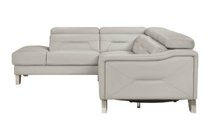 Sofá modular de color beige claro con chaise longue orientada hacia la izquierda, que cuenta con cojines de respaldo capitoné, reposabrazos curvo y patas metálicas delgadas, mostrado sobre un fondo blanco liso.