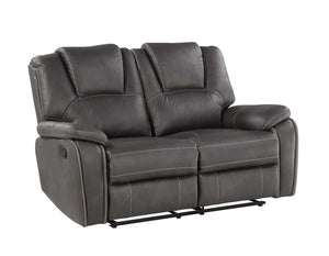 Loveseat reclinable de cuero gris sobre fondo blanco.