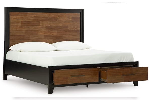 Estructura de cama de madera con colchón y almohadas de color blanco sobre fondo blanco.