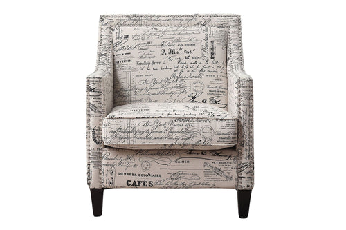 Silla de acento con brazos de color beige estampado con palabras sobre un fondo blanco. 