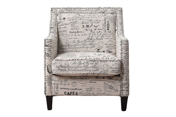 Silla de acento con brazos de color beige estampado con palabras sobre un fondo blanco. 